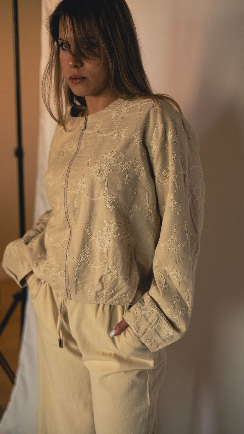 Set Beige Chaqueta Bordada y Pantalón Wide Leg